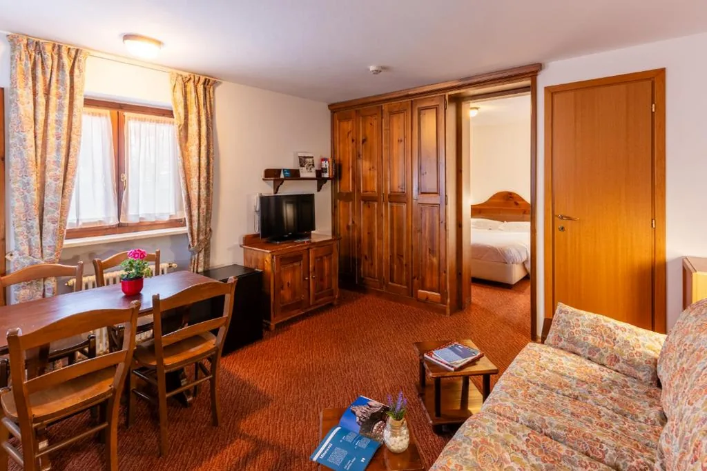 Camera Tripla Classic — Hotel Miramonti Corvara