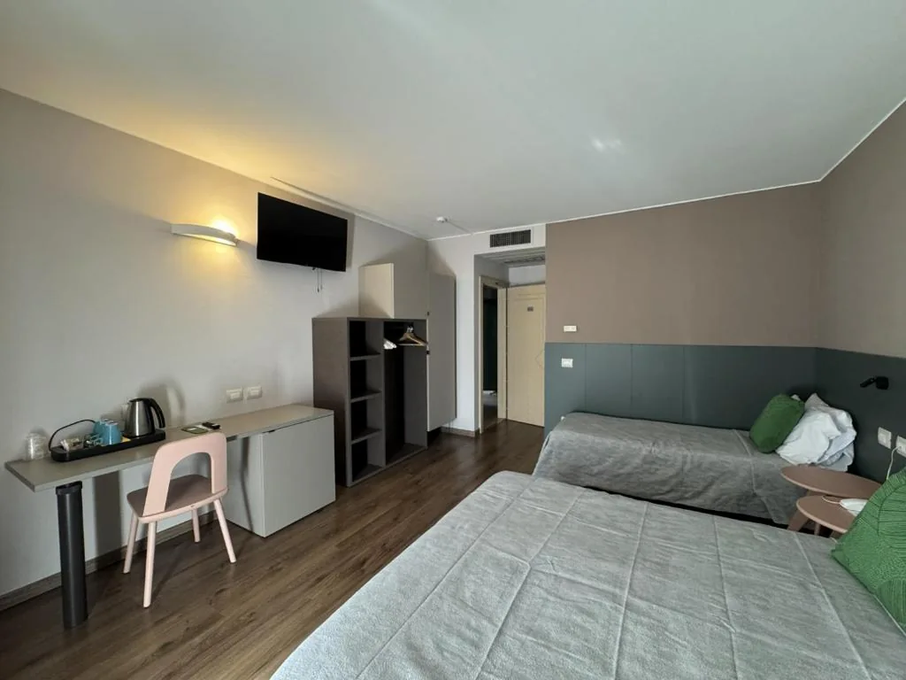 Camera Tripla Comfort con Balcone e Vista Montagna — Hotel Royal