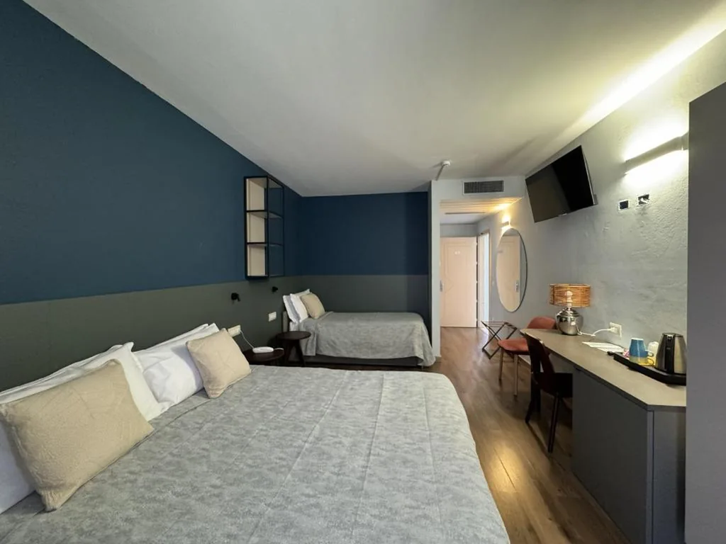 Camera Tripla Comfort con Balcone e Vista Piscina — Hotel Royal
