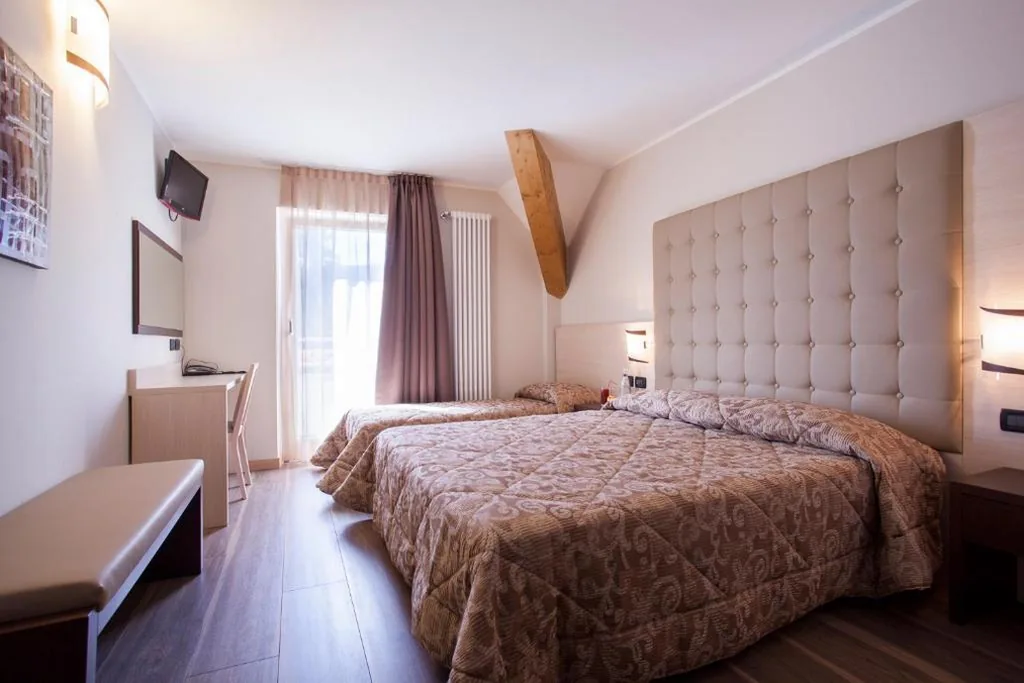 Camera Tripla Comfort con Balcone — Hotel Vittoria