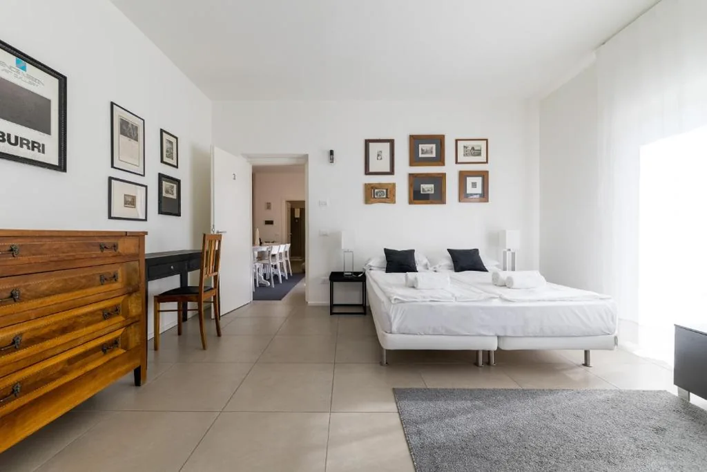Camera Tripla con Bagno in Comune — Carly’s Rooms