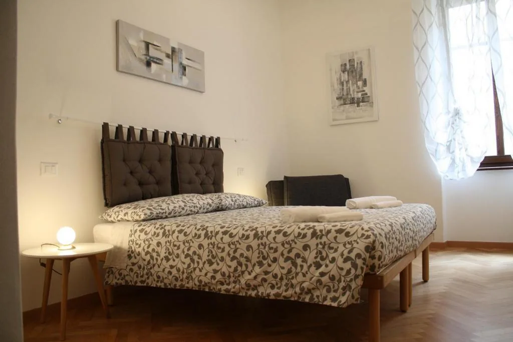 Camera Tripla con Bagno in Comune — Casa Mia – NO Reception
