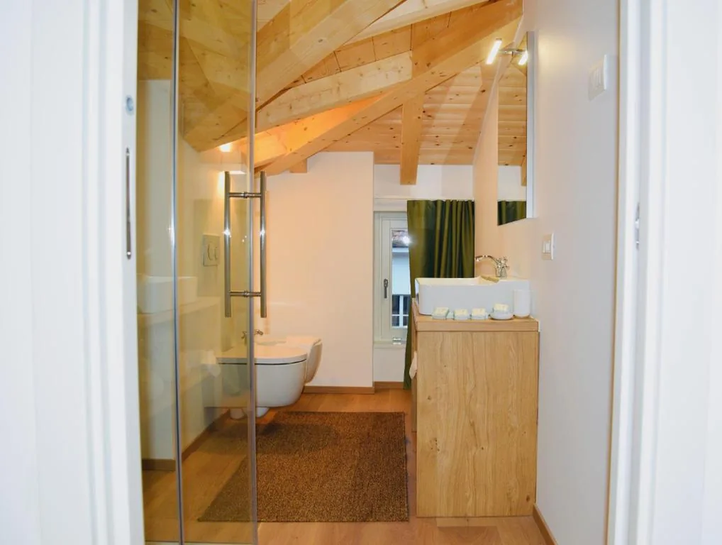Camera Tripla con Bagno in Comune — Nine Rooms Shared