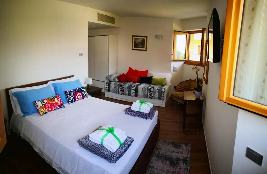 Camera Tripla con Bagno Privato — B&B Esmeralda