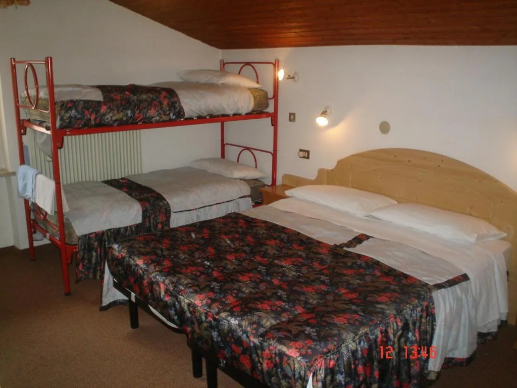 Camera Tripla con Bagno Privato Esterno — Garnì Villa Cecilia