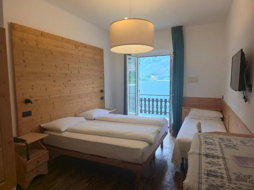 Camera Tripla con Balcone e Vista Lago — Lago Park Hotel