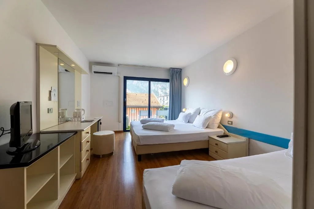 Camera Tripla con Balcone — Hi Hotels Riva del Garda