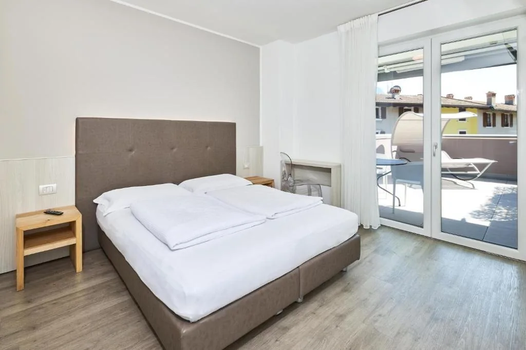 Camera Tripla con Terrazza — Rolly – Rooms & Restaurant
