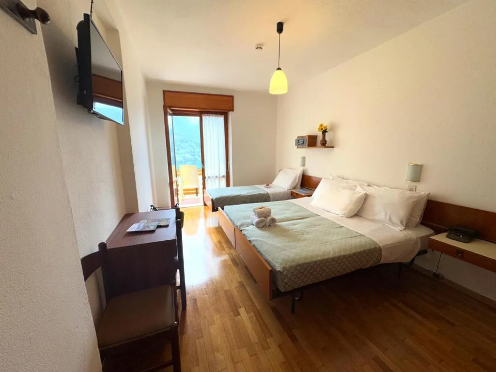Camera Tripla con Vista Lago — Hotel Excelsior