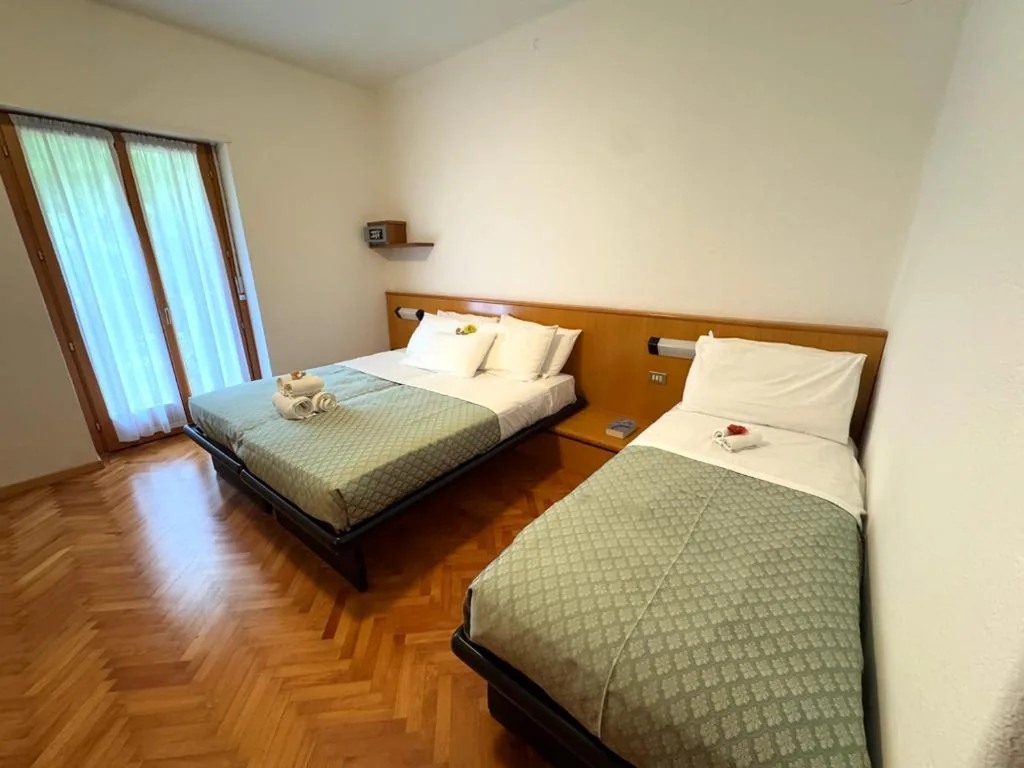Camera Tripla con Vista Montagna — Hotel Excelsior