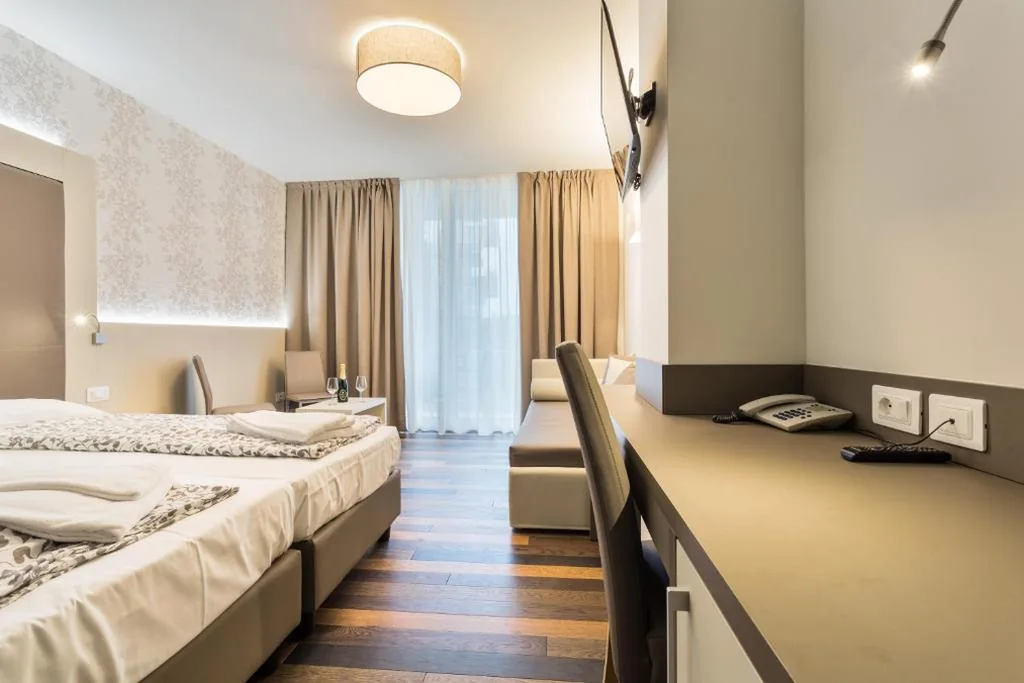 Deluxe Triple Room — Hotel Gardesana