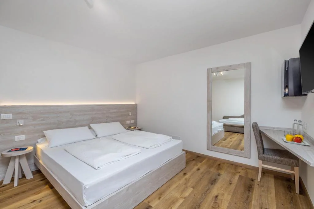 Camera Tripla Deluxe — Hotel Londra Slow Living Molveno