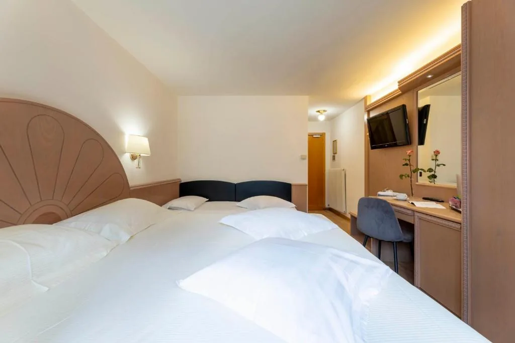 Deluxe Triple Room — Olympic Palace