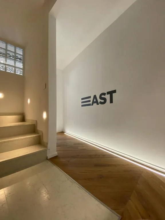 Camera Tripla — East West Room