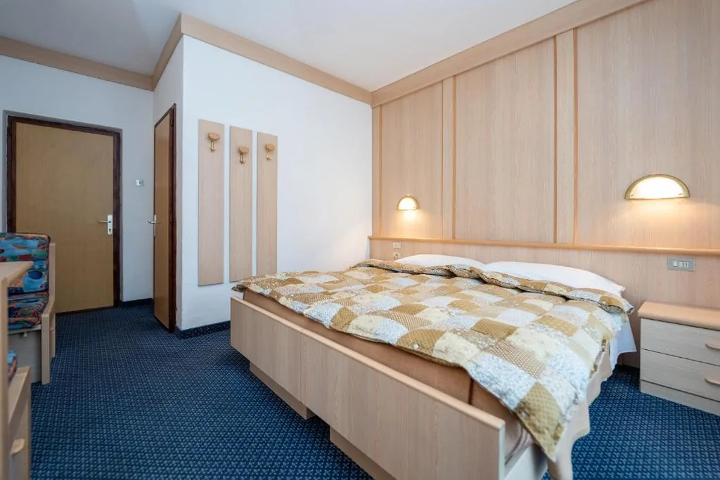 Camera Tripla Economy — Hotel Mary