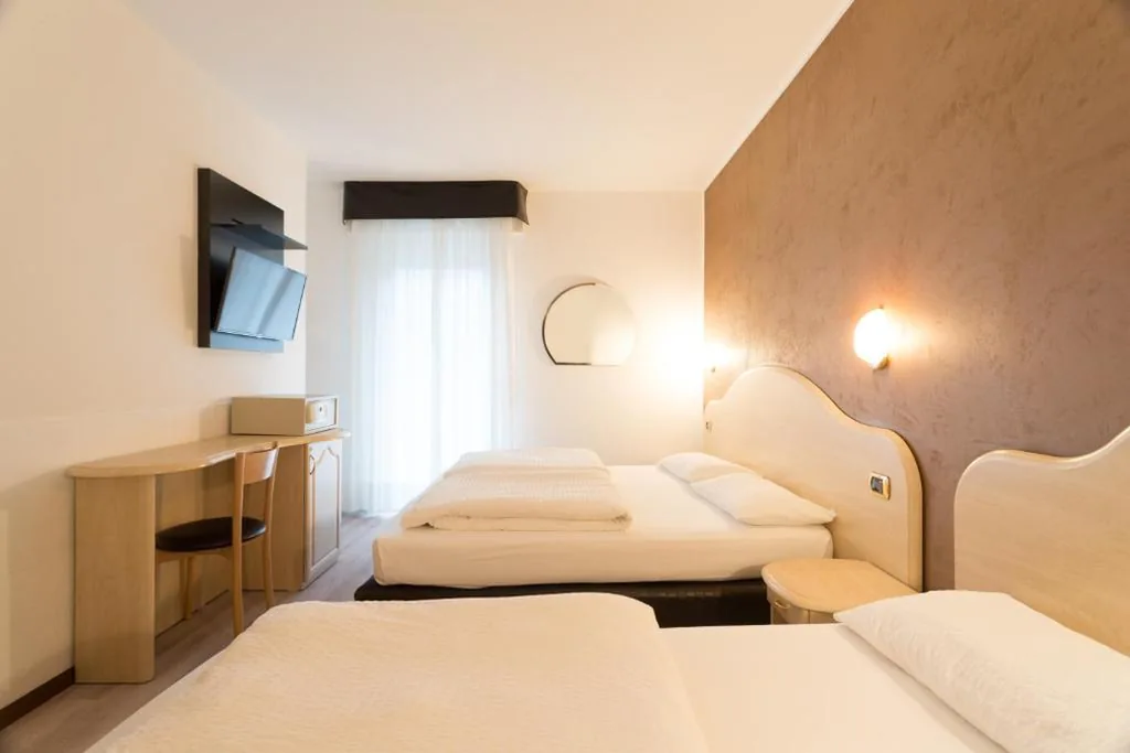 Camera Tripla Standard con Balcone — Hotel Rudy