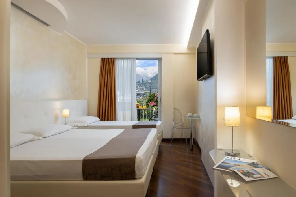 Camera Tripla Standard con Balcone — Hotel Savoy Palace – Tonelli Hotels