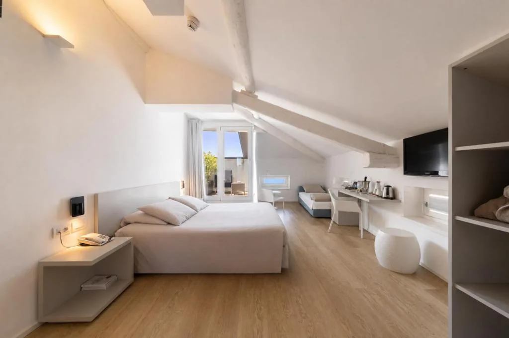Standard Triple Room with Lake View — Hotel Lago Di Garda