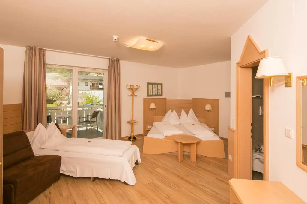 Camera Tripla Superior con Balcone — Hotel Goldenes Roessl-adults only