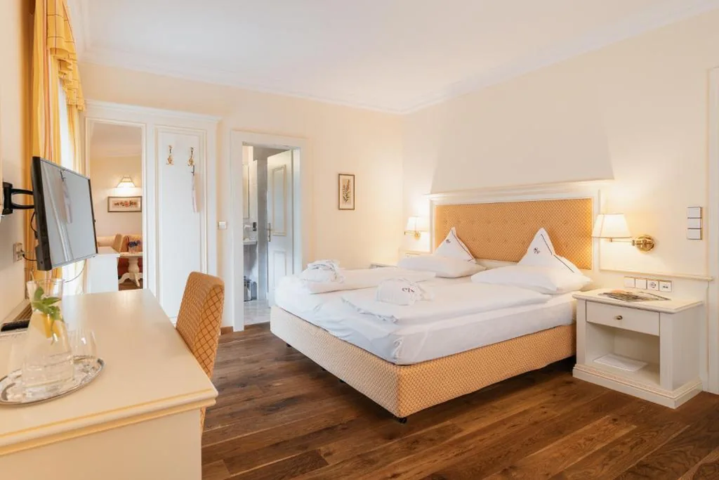 Double Room with Balcony - Side Street View — Hotel Starkenberg