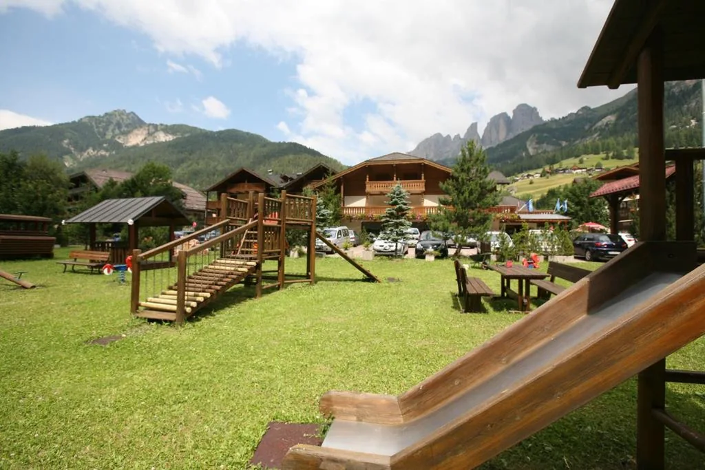 Hotel Sella Ronda Serenella – A 50 mt dalle piste da sci
