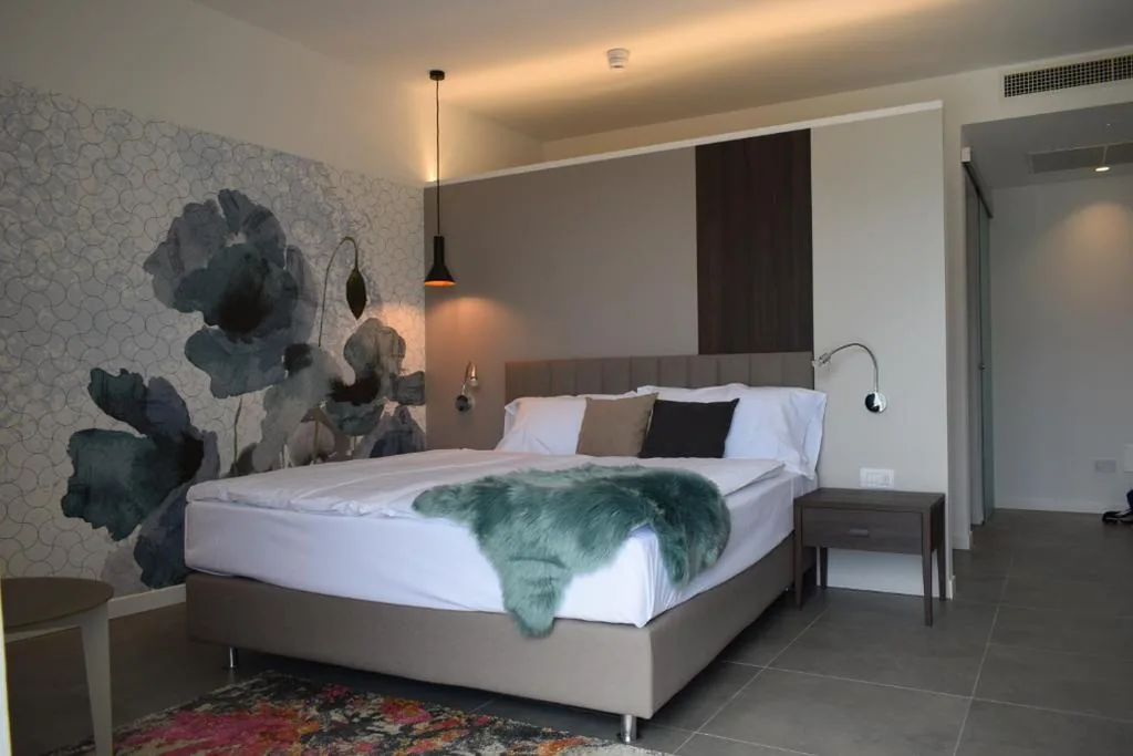 Junior Suite con Balcone e Vista Lago — GARNI’ FOCI
