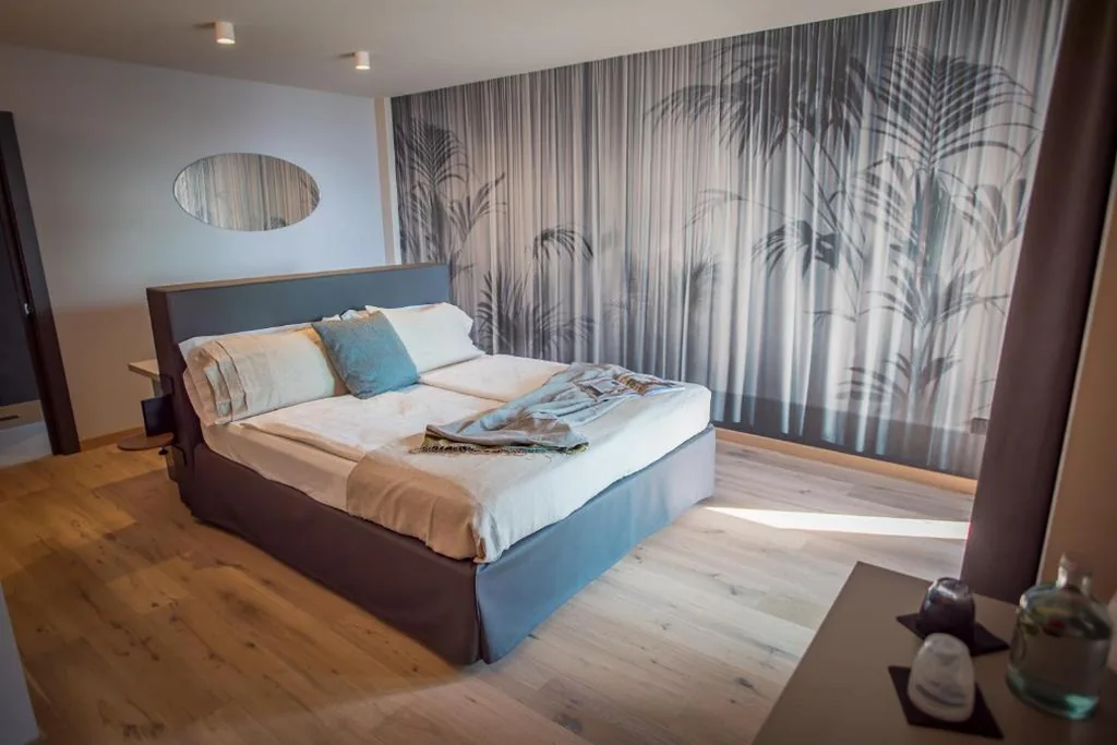 Junior Suite with Balcony and Lake View — Hotel Villa Enrica