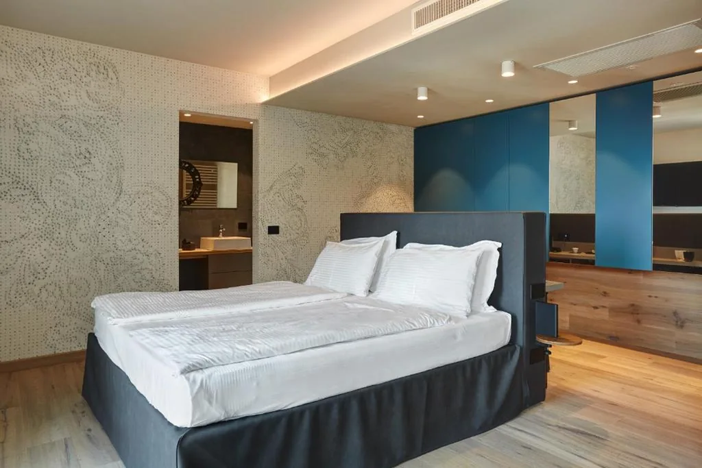 Junior Suite with Balcony and Harbour View — Hotel Villa Enrica