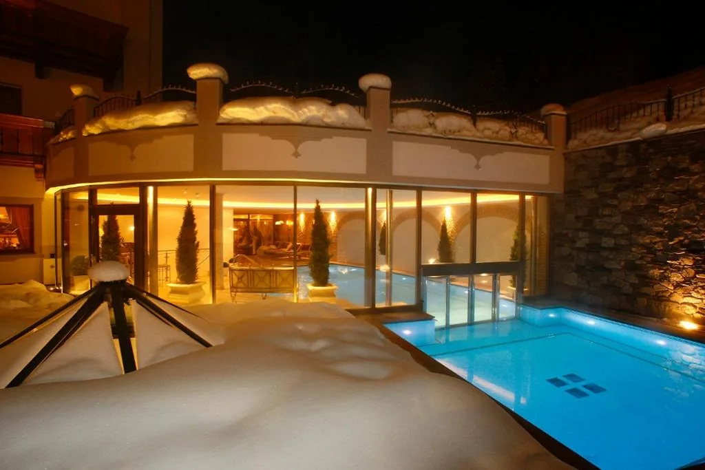 Junior Suite con Balcone — Savoy Dolomites Luxury & Spa Hotel