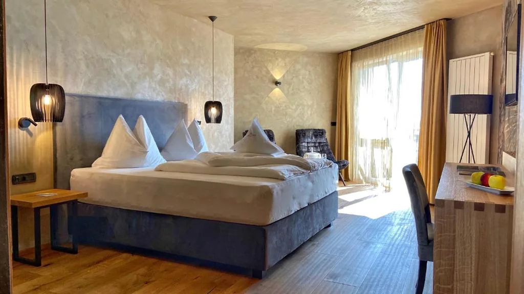 Junior Suite Deluxe con Balcone — DAS BADL – Smart Retreat AO