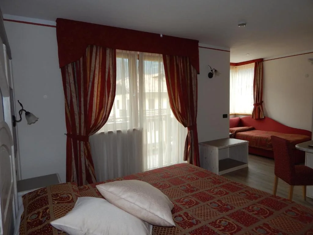 Deluxe Junior Suite — Hotel Canada