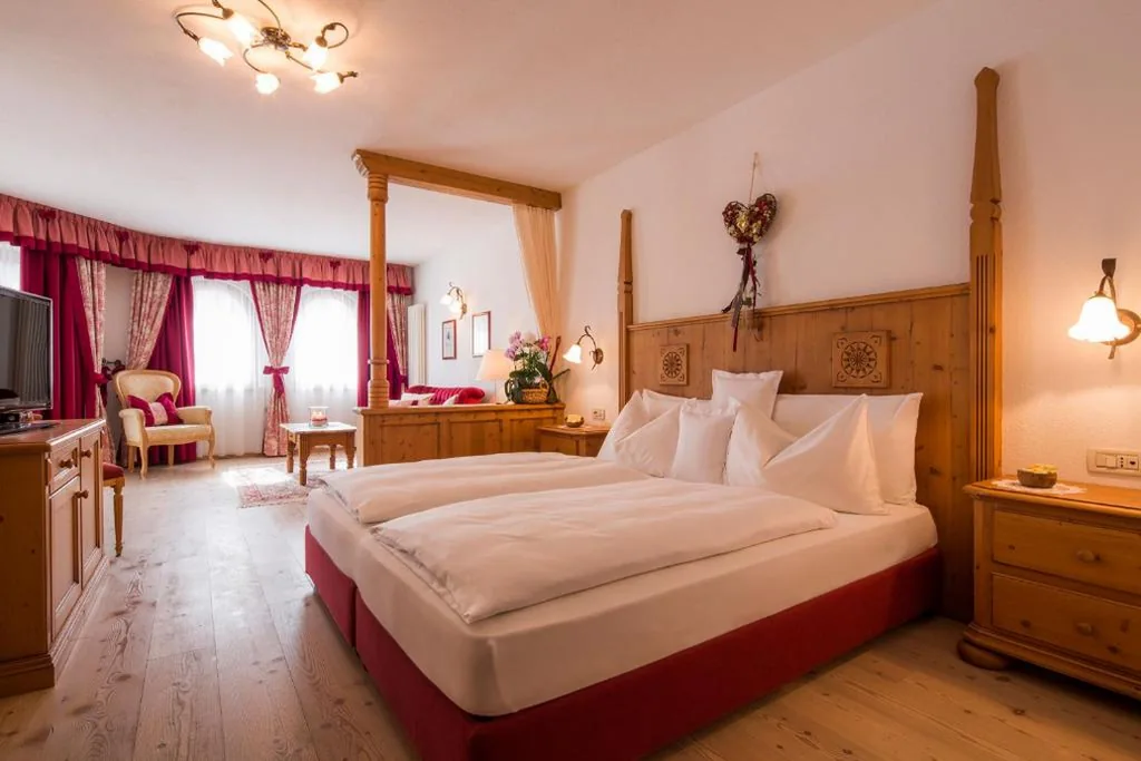 Junior Suite Deluxe — Hotel Table