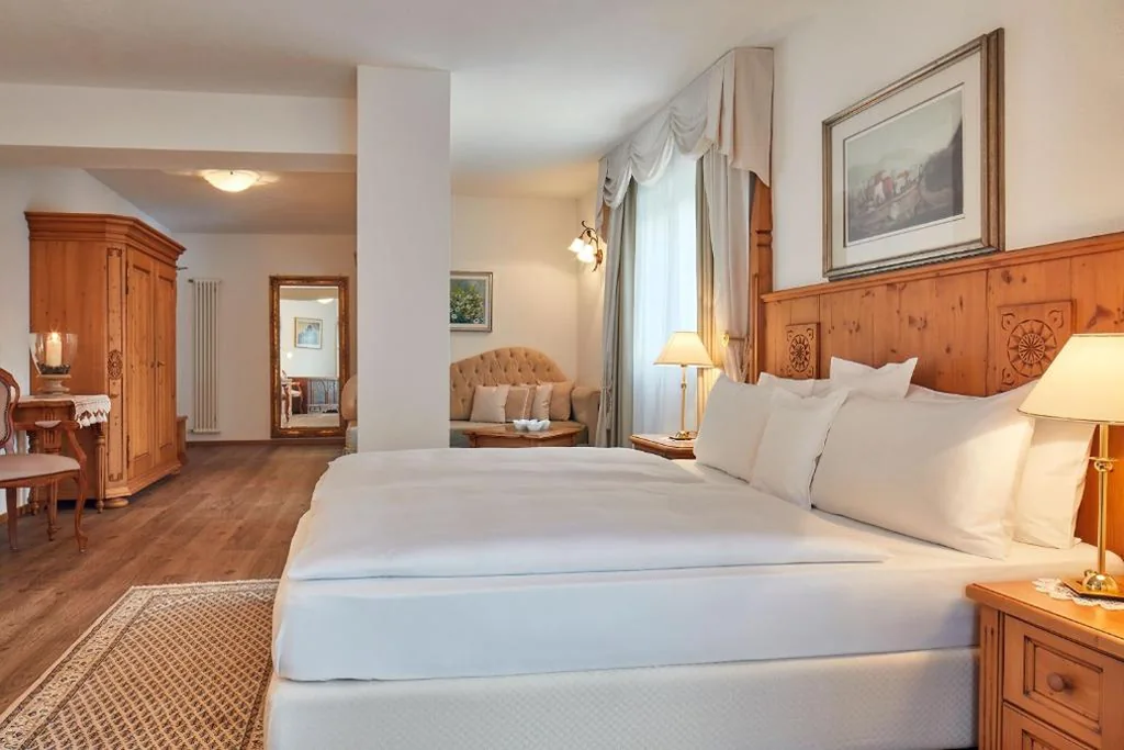 Junior Suite — Hotel Table