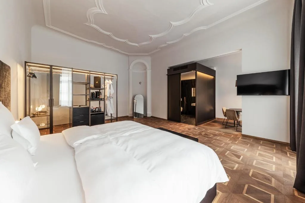 Junior Suite — META SUITES historic city living