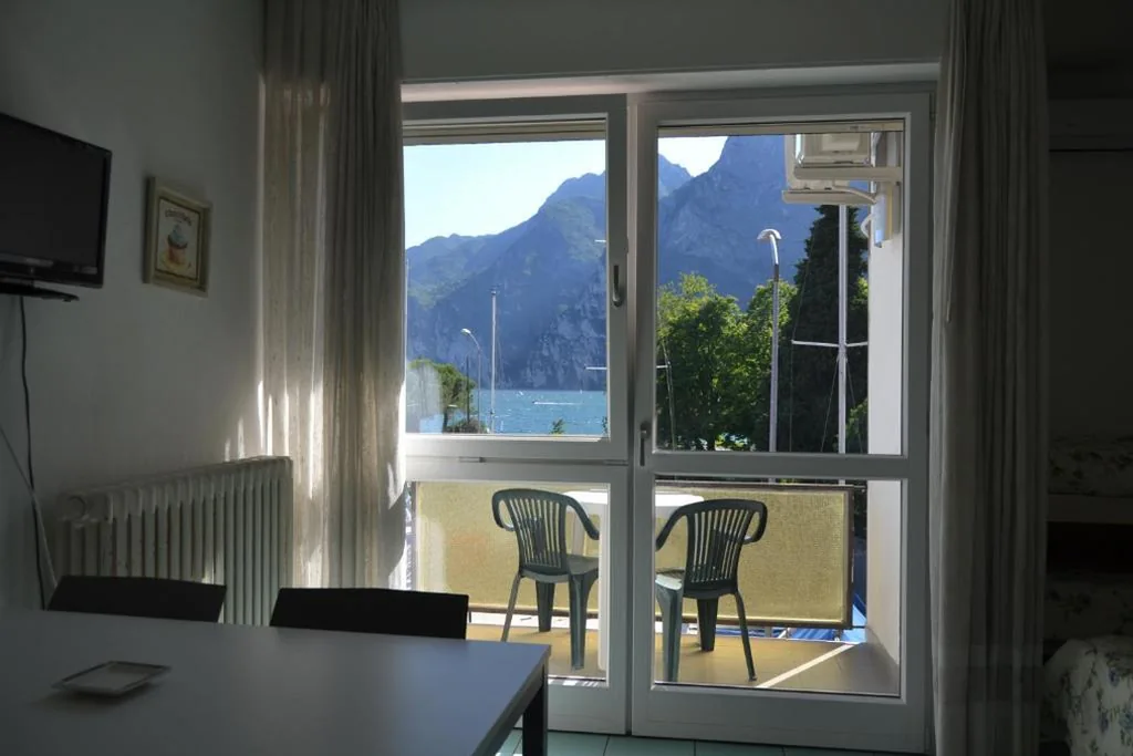 Monolocale con Balcone e Vista Lago — Residence Ambra