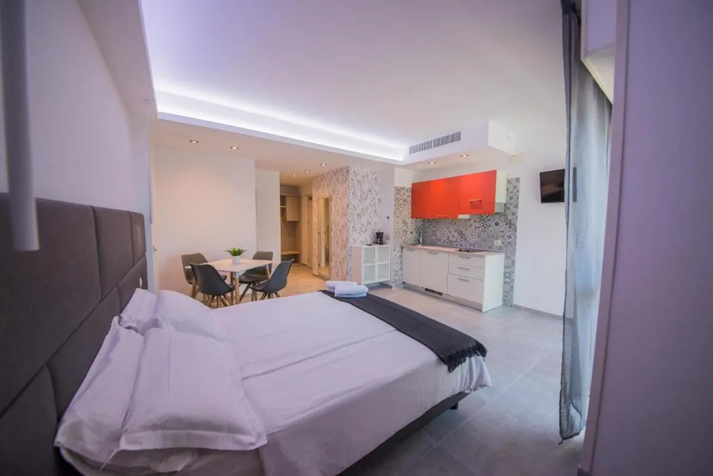 Monolocale Superior con Balcone e Vista Lago — Residence Cristine