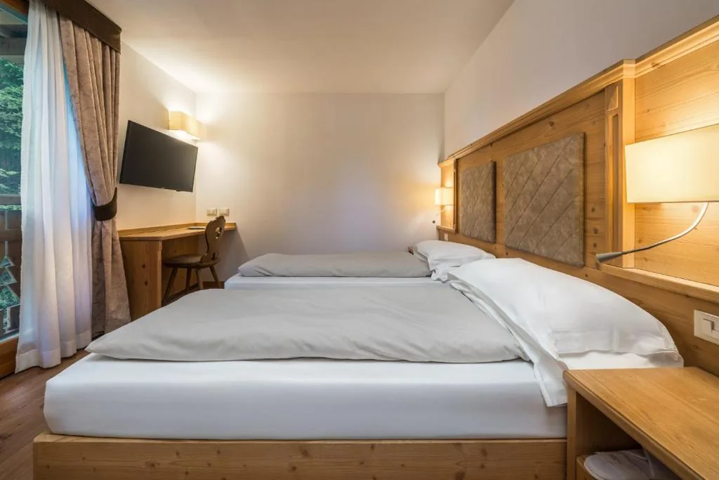 Suite con 2 Camere da Letto e Balcone - Dependance — Hotel Crozzon