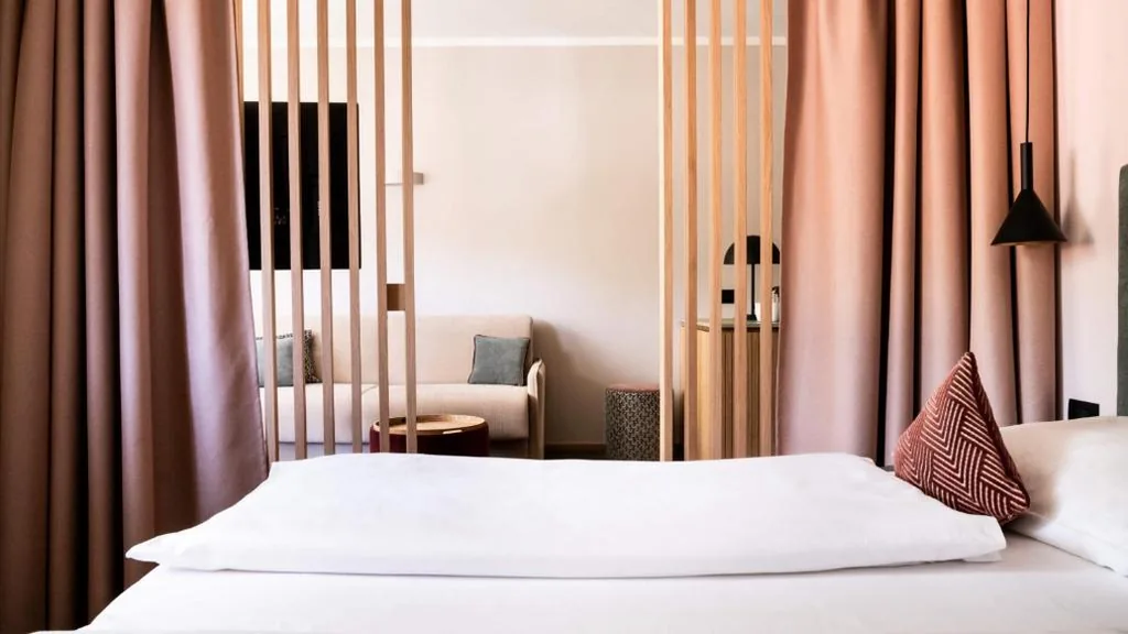 Suite con Balcone — Flora Hotel & Suites