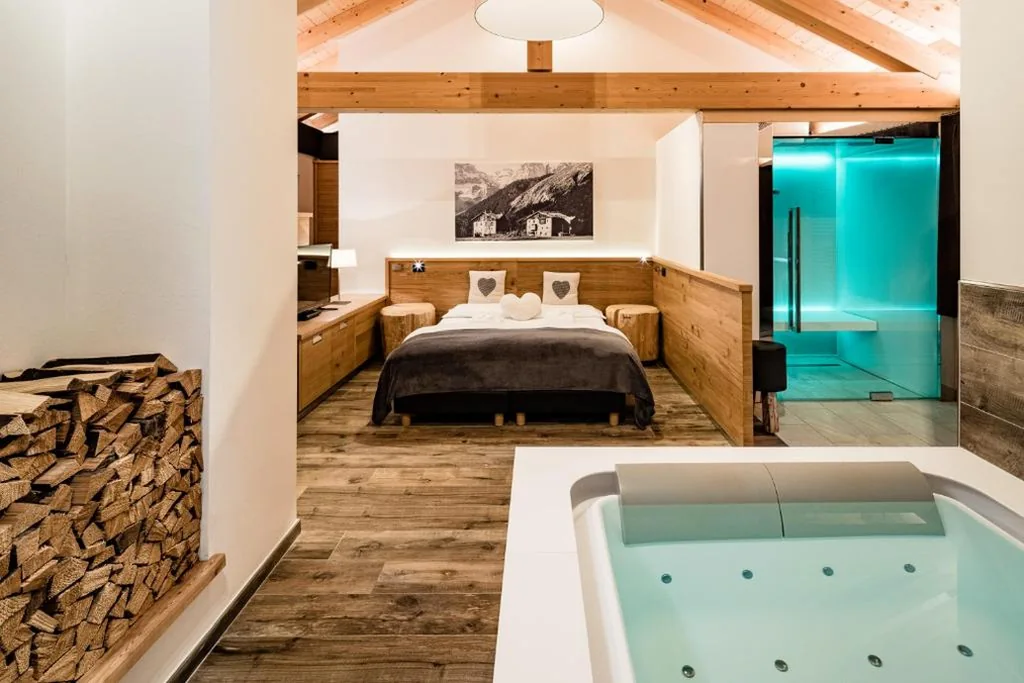 Suite with Hot Tub and Balcony — Vidor Resort