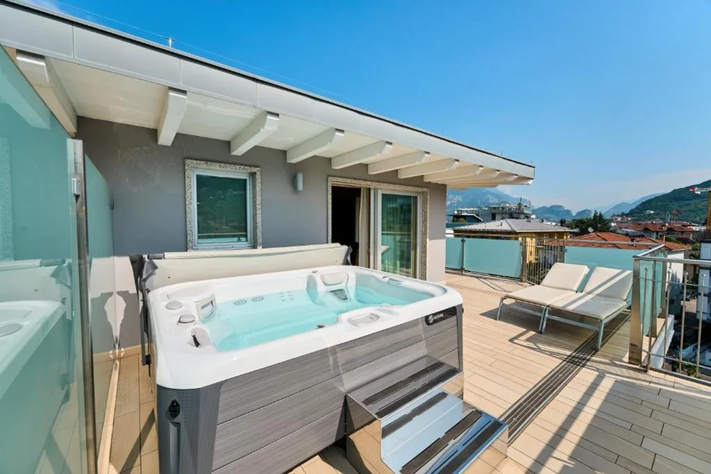 Suite con Vasca Idromassaggio e Terrazza — Parc Hotel Flora S