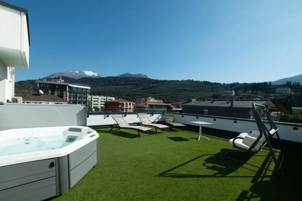 Suite con Vasca Idromassaggio — Hi Hotels Riva del Garda