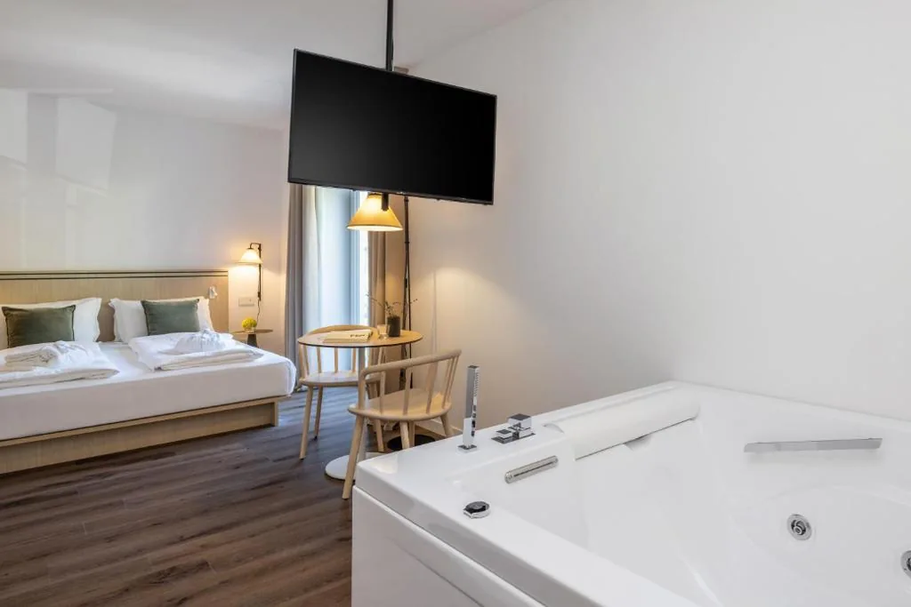 Suite con Vasca Idromassaggio — Hotel Al Sorriso Greenpark & Wellness
