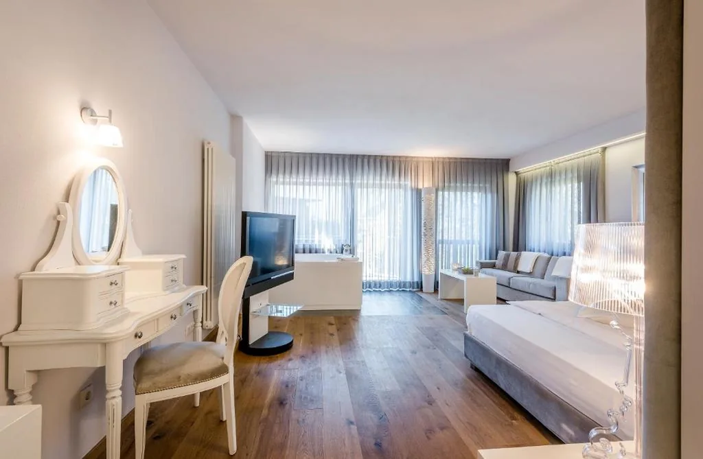 Suite with Hot Tub — Hotel Ansitz Plantiz