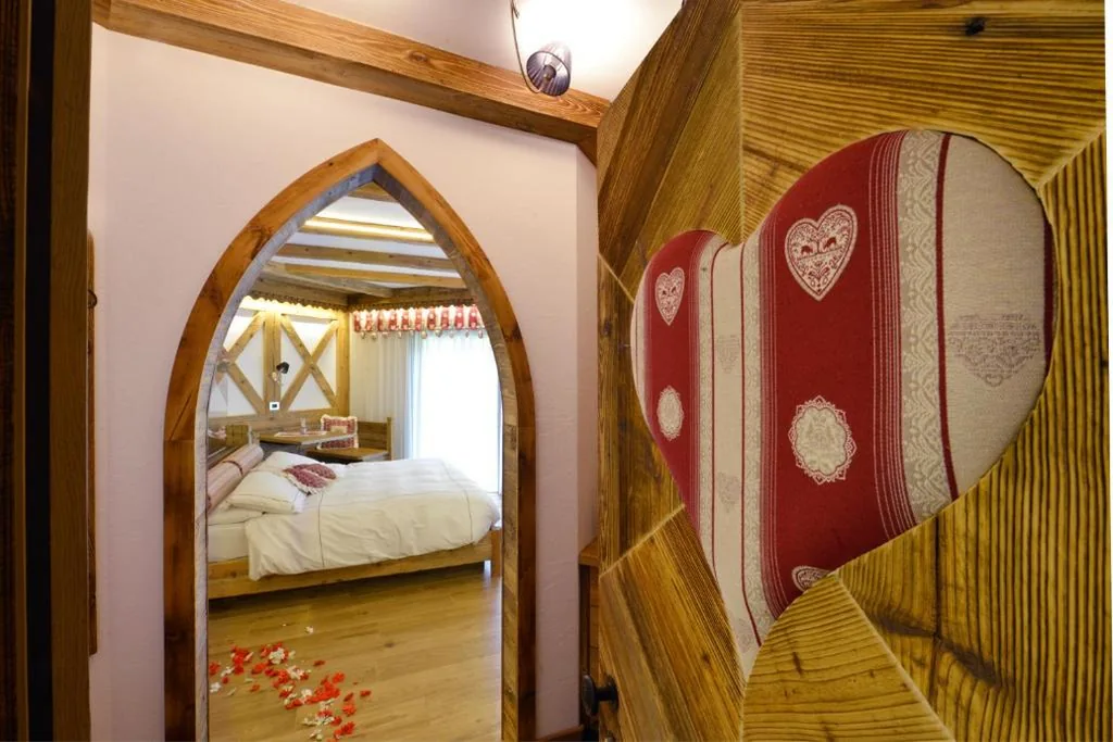 Suite Deluxe con Vasca Idromassaggio — Chalet Pineta relax location