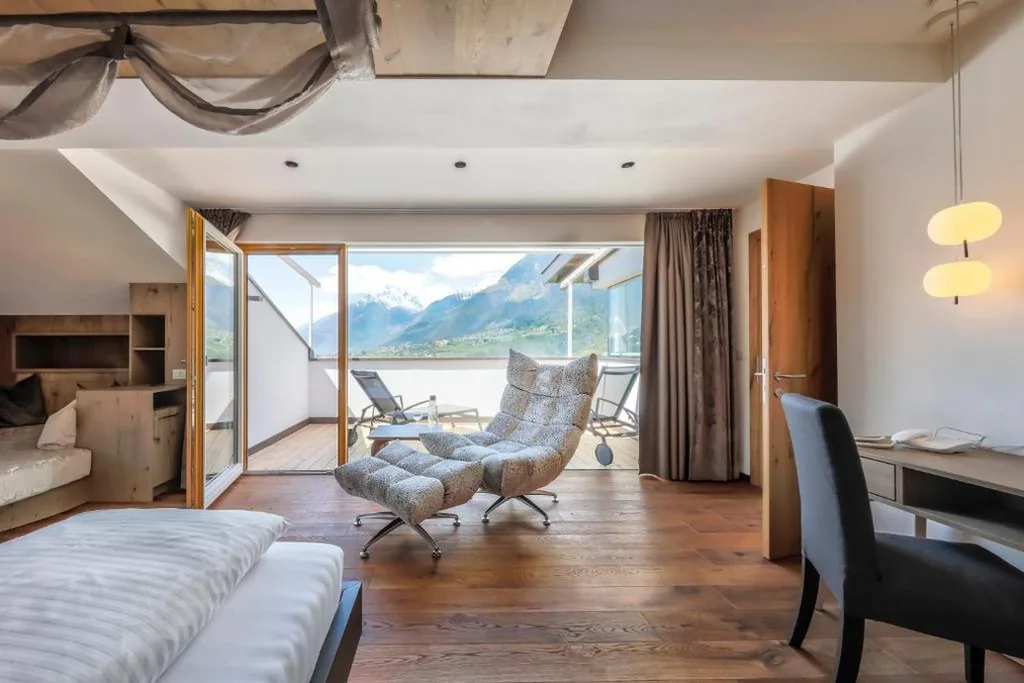 Deluxe Suite with Whirlpool Tub — Hotel Schlosswirt