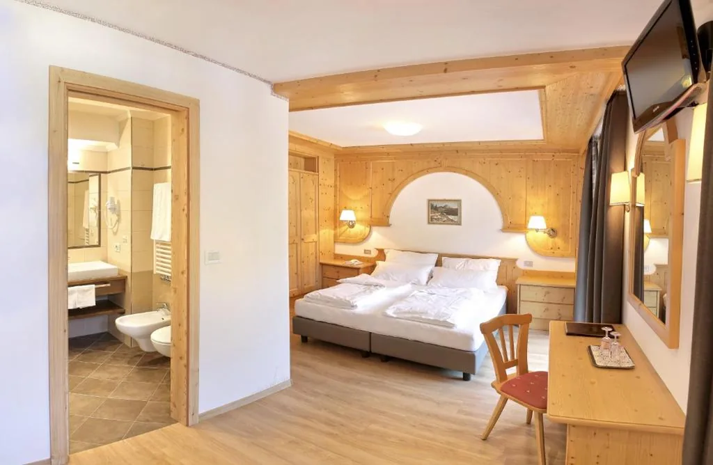 Junior Suite with Mountain View — Astor Suites B&B