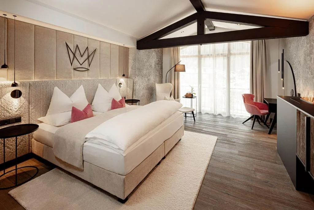Suite King — The Laurin Small & Charming