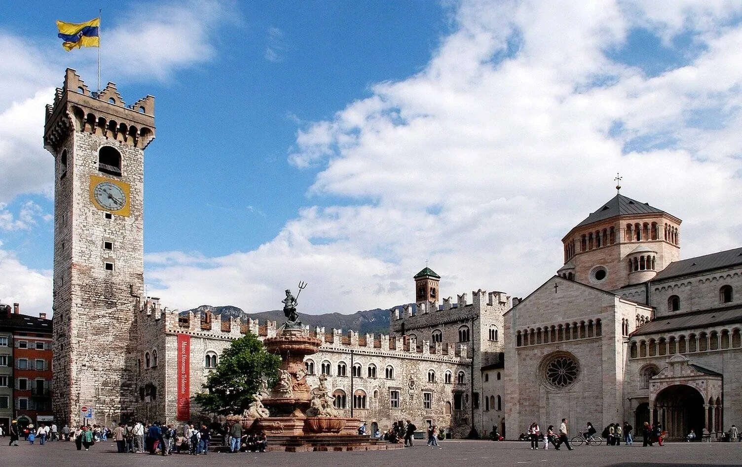 Piazza Duomo a Trento con la fontana del Nettuno