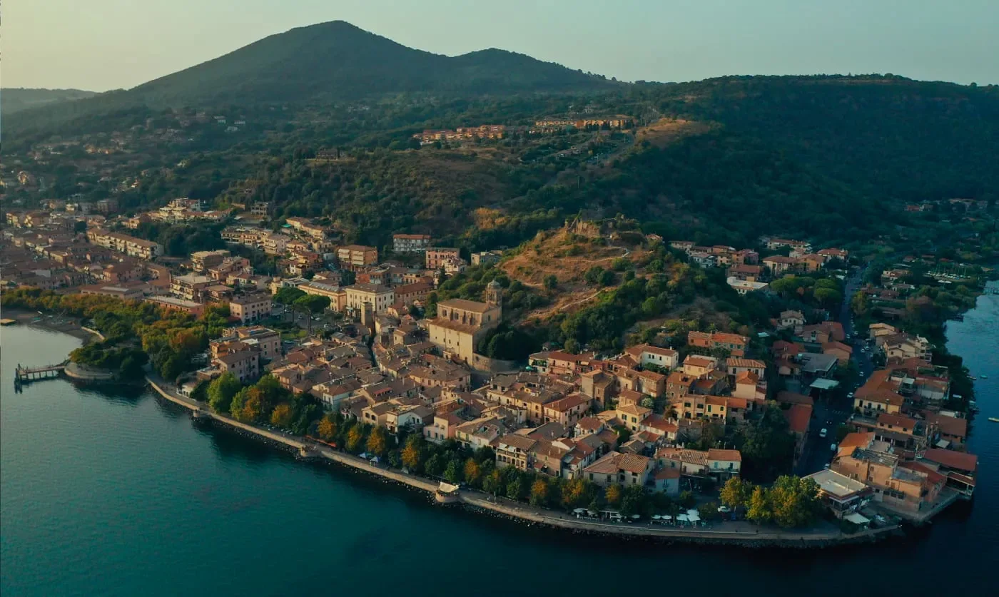 Trevignano Romano affacciato sul Lago di Bracciano, borgo tranquillo sul lago