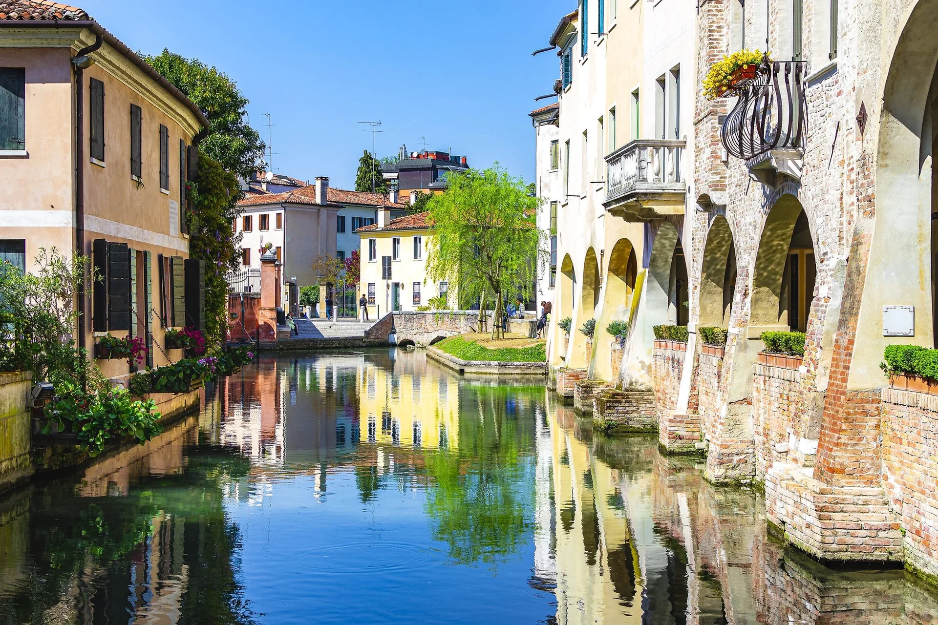 Il canale dei Buranelli a Treviso con le case affacciate sull'acqua